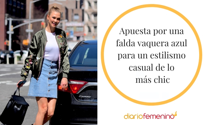 Look casual con una falda azul como protagonista